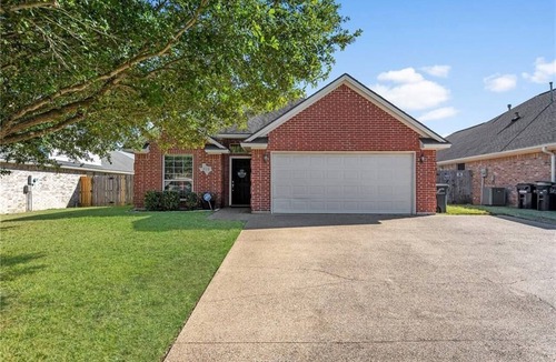 Wellborn House | Spacious 4-bedroom house in College Station with closed in garage with A/C.