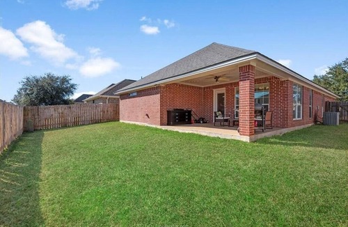 Wellborn House | Spacious 4-bedroom house in College Station with closed in garage with A/C.