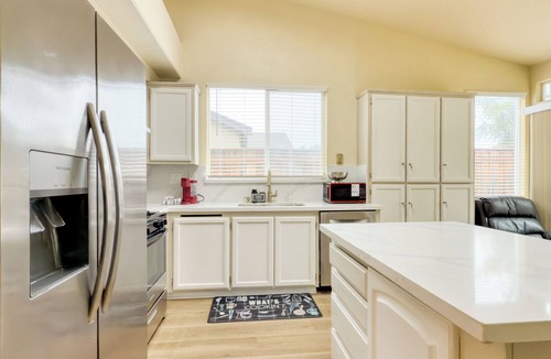 Oakley House | Spacious 4-bedroom 2-bathroom house in lovely Oakley with AC