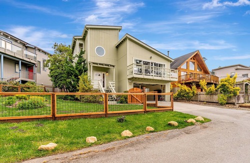 El Granada House | Spacious 4-bedroom house with AC 10 mins walk to beach, hiking n Pier & Dogs ok