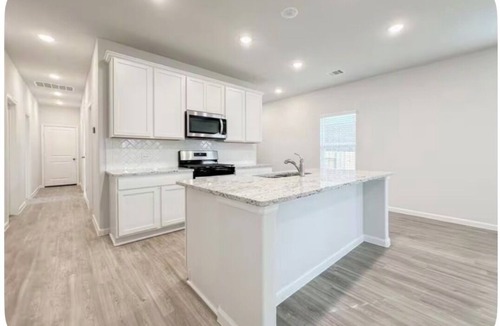 Magnolia House | Spacious 4-bedroom house in tranquil/Woodlands & Magnolia Area with AC