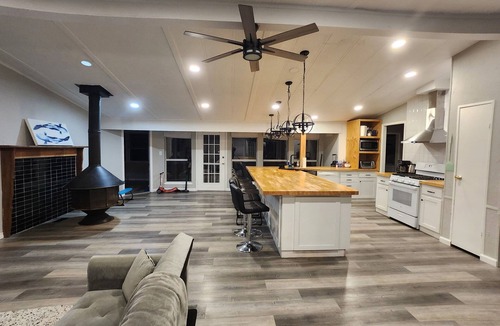 Oakhurst House | Spacious 4-bedroom waterfront house in charming Huntsville (welcome small pets)