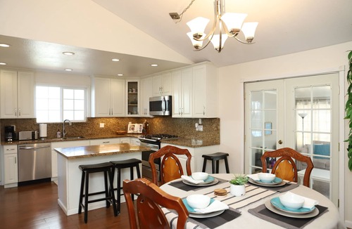 Union City House | Spacious 4-BR 2 Bath home, free WiFi and Netflix; centrally located in Bay Area