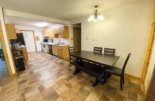 Ester House | Spacious 4 BR with theater, close to Airport
