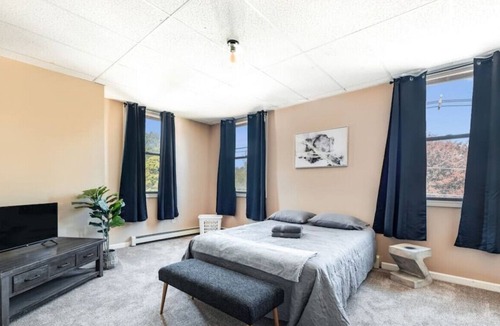 Orono Apartment | Spacious 4BD | Sleeps 8 | Only Minutes to Bangor.