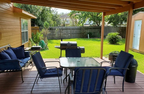 Houston House | Spacious 4BR Getaway - Theater, PS5, Pool Table