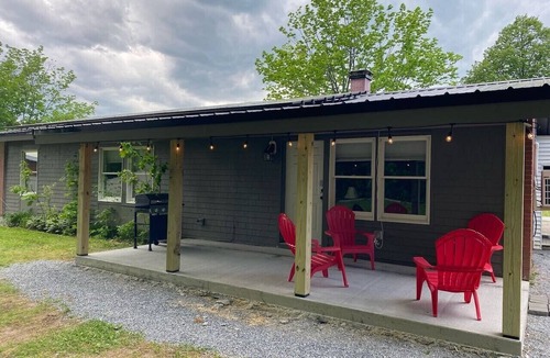 Bangor House | Spacious 4BR| Near Airport | Covered Patio