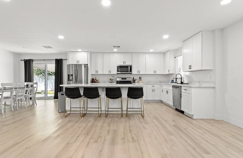 Alhambra House | Spacious 5 Bedroom Home with large kitchen in the Heart of Central Phoenix ☀️