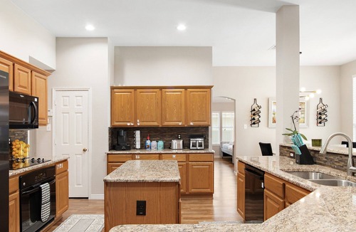 South Arlington House | Spacious 5BR 2 Bath Jetted Tub 16 miles to Dallas Stadium