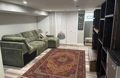 Youngstown House | Spacious 5BR Sleeps 12 | King Beds + WiFi