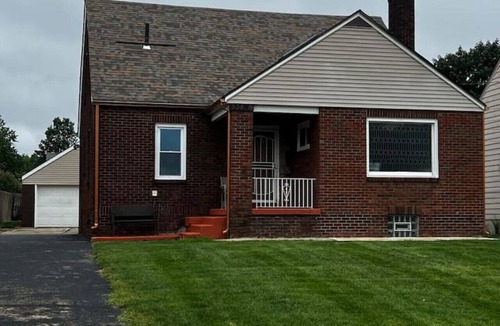 Youngstown House | Spacious 5BR Sleeps 12 | King Beds + WiFi