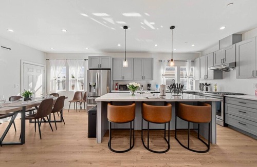 Hayward House | Spacious 8-BR Home in Hayward with A/C &Parking