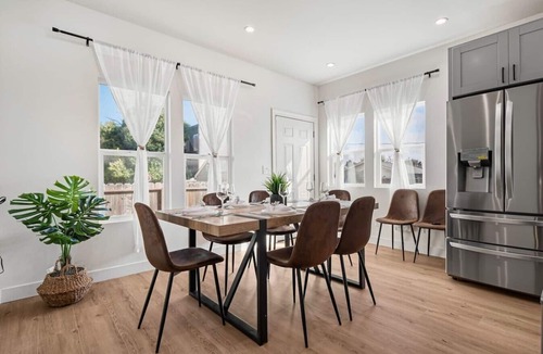 Hayward House | Spacious 8-BR Home in Hayward with A/C &Parking