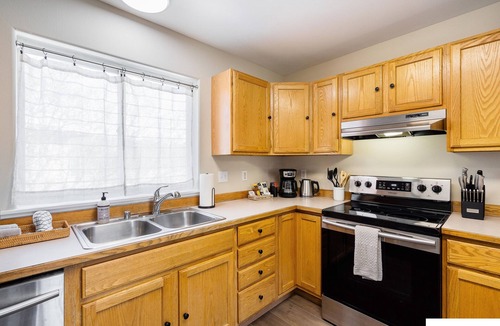 Bayshore - Klatt House | Spacious, bright, convenient to everything in Anchorage! Bonus room!