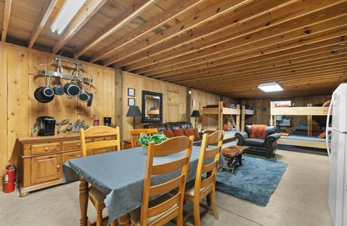 Winona House | Spacious Brimstone Cabin-Sleeps 10-Hot Tubs-Fire Pits- Gated-Plenty of Parking