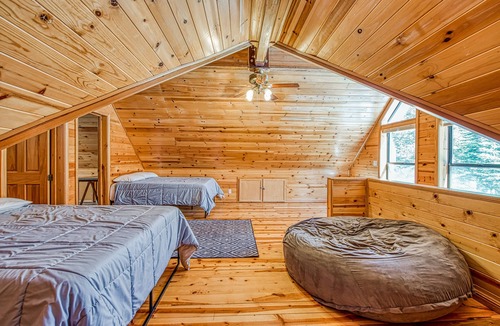 Big Creek Cabin | Spacious cabin-style home with deck, near dining, slopes & lake - dog-friendly