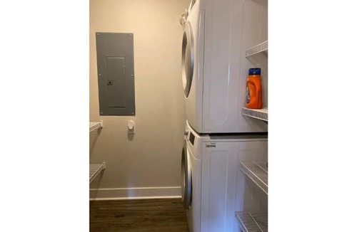 Near East Columbus Cottage | Spacious Carriage House - Olde Towne East - free parking - Super Host