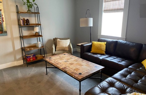 Near East Columbus Cottage | Spacious Carriage House - Olde Towne East - free parking - Super Host