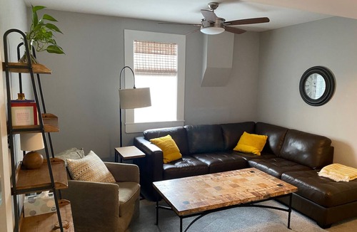 Near East Columbus Cottage | Spacious Carriage House - Olde Towne East - free parking - Super Host