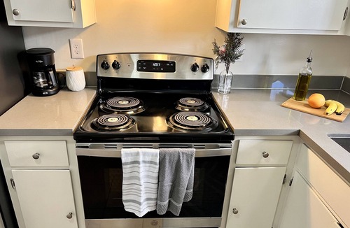 Burlingame Apartment | Spacious Downtown Burlingame Apt. with Driveway Parking & Private Patio 1/1