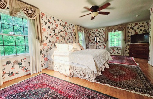 Newark House | Spacious historic Colonial Manor with sprawling manicured lawns & mature trees.