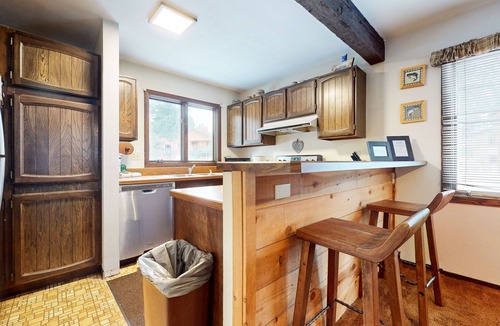 Mammoth Lakes Condo | Spacious Homey Mountain Condo. Pool & Tennis Court On-site. Near Restaurants