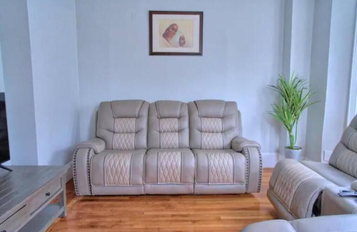Roxbury Apartment | Spacious multi-level 4 bed /2bath Apt with Parking