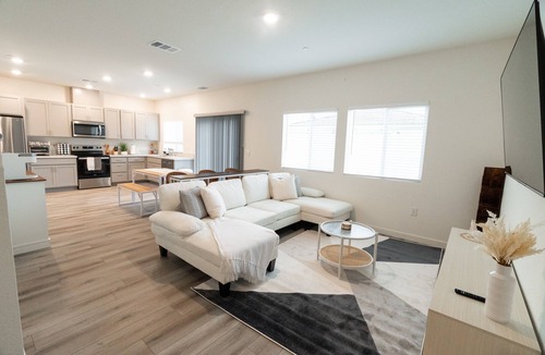 Elk Grove House | Spacious New 4-bedroom Family Friendly House in Elk Grove with WiFi and Parking
