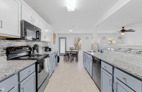 Selma House | Spacious one level 4-bedroom house fully furnished with 2 car garage & backyard