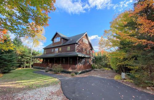 Carroll House | Spacious private home, ski views, pool table, ping-pong, privacy, steps to Mt Wash Hotel