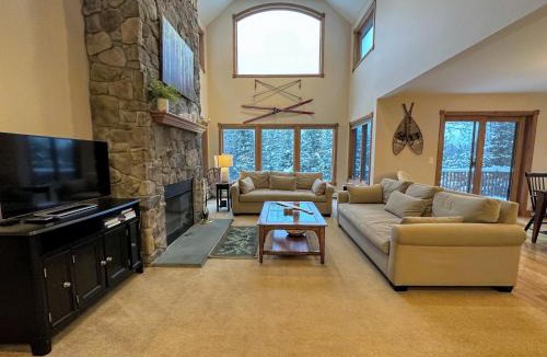 Carroll House | Spacious private home, ski views, pool table, ping-pong, privacy, steps to Mt Wash Hotel