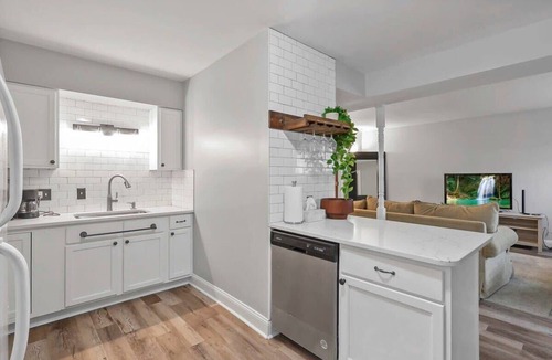 Downtown Columbus Apartment | Spacious Retreat - 3 BR + Parking- German Village