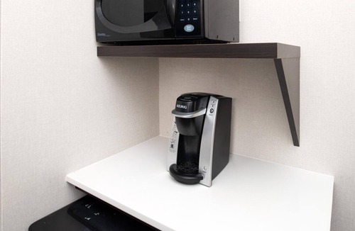 Dent Hotel | Spacious Room w/Bathtub + Close to Hospitals, Grocery Stores, & Restaurants