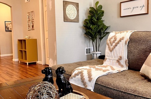 Tower Grove East Apartment | Spacious Tower Grove South 2 Bedroom - 4 Miles to SLU & Barnes
