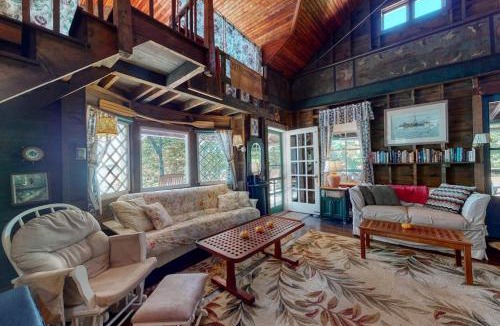 Brunswick House | Spacious Waterfront Estate & Cabins W/Porch, Fireplace, Kayaks & Free WiFi