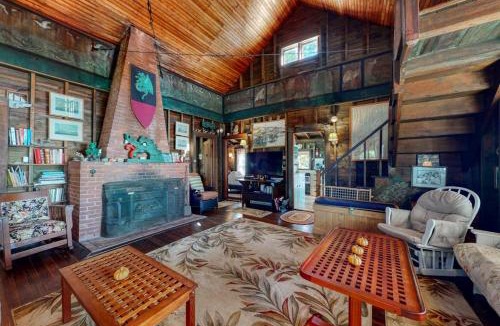 Brunswick House | Spacious Waterfront Estate & Cabins W/Porch, Fireplace, Kayaks & Free WiFi