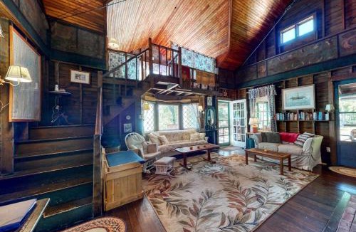 Brunswick House | Spacious Waterfront Estate & Cabins W/Porch, Fireplace, Kayaks & Free WiFi
