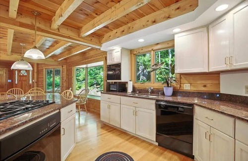 Wayne House | Spacious Waterfront Log Home on Huge Lake in Private Cove: Host Weddings