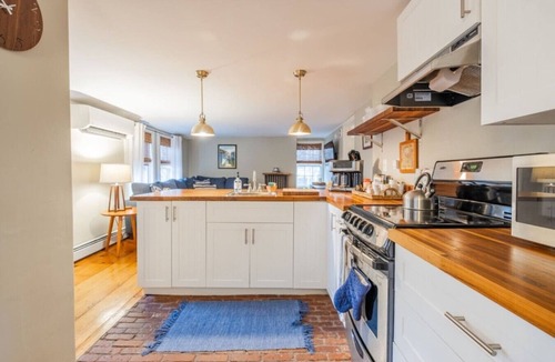 West End House | Spacious West End Retreat. Walk Everywhere, Prime Portland Location. 5 BR/3BTH. 6 BEDS.