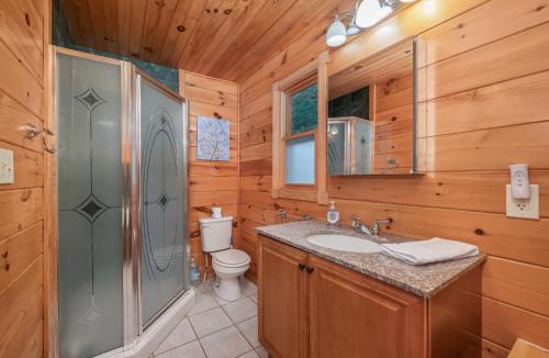 Marion House | Spectacular Log Cabin Home 45 minutes to Asheville