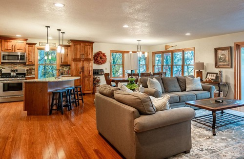 Spruce Pine Cabin | Spectacular views from clean, modern and luxurious family style home near BRP