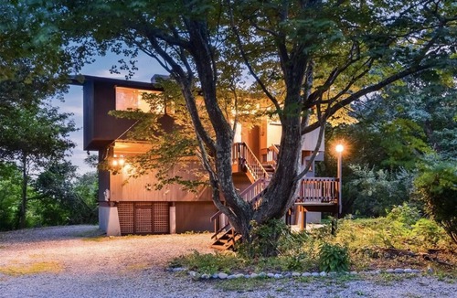 Green Hill House | Spend your vacation at this relaxing waterfront retreat on Green Hill Pond.