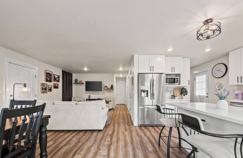 Bayshore - Klatt House | Stay Luxe - peaceful ANC getaway - king+queen bed