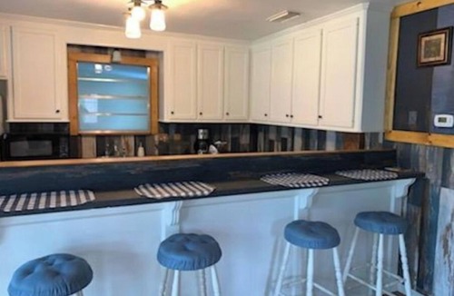 Crockett Apartment | Stay 'n' Play Upstairs 2 Bedroom Apartment 1/4 mile from Houston County Lake