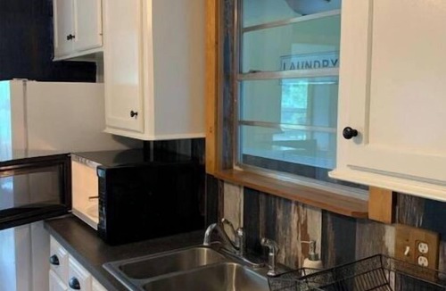 Crockett Apartment | Stay 'n' Play Upstairs 2 Bedroom Apartment 1/4 mile from Houston County Lake
