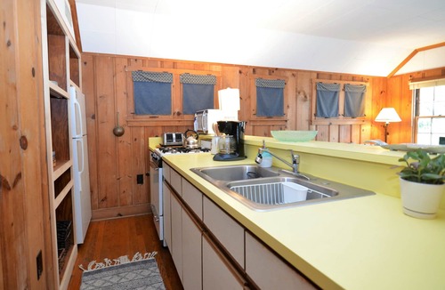 The Pines Cottage | STEPS TO THE BEACH -ADORABLE 1 BR Cottage-9 Park Ave Rear, Rehoboth Beach, DE