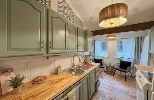 Wheeler House | Storybook Cottage on the Pond! Sleeps 8!
