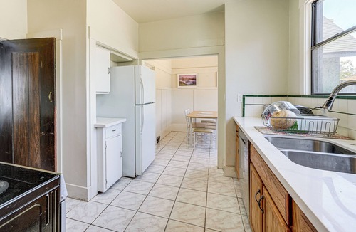 West Alameda House | Stroll to SF Bay Beaches! Cozy Home in Alameda