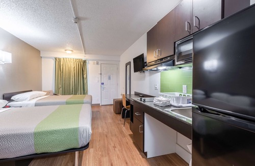 Bryan Hotel | Studio 6 Bryan, TX - University Area