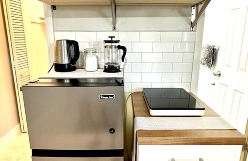 Edgewood Apartment | Studio in Fort Lauderdale w/FREE Parking,Kitchen,Wi-Fi - 8mins from FLL Airport